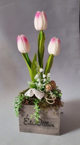 Tavaszi dekoráció, fa dobozban,  rózsaszín tulipánnal, gyöngyvirággal 